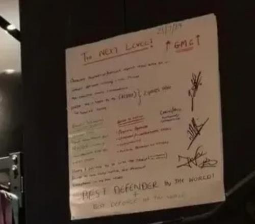 加布里埃尔家中贴励志语录：“世界最佳后卫”、“迈向下一级别”